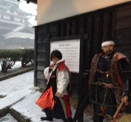 松江城で初日の出を見る人たちをおもてなし